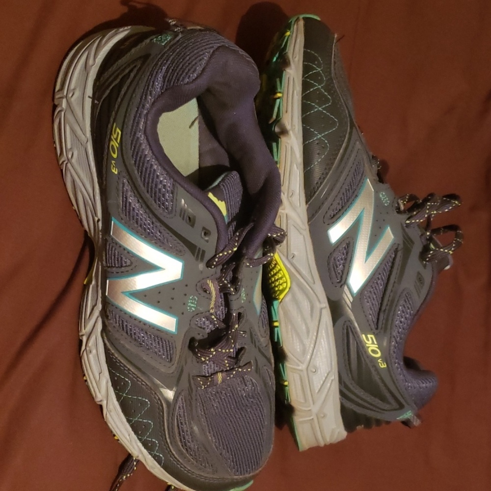 Tennis shoes